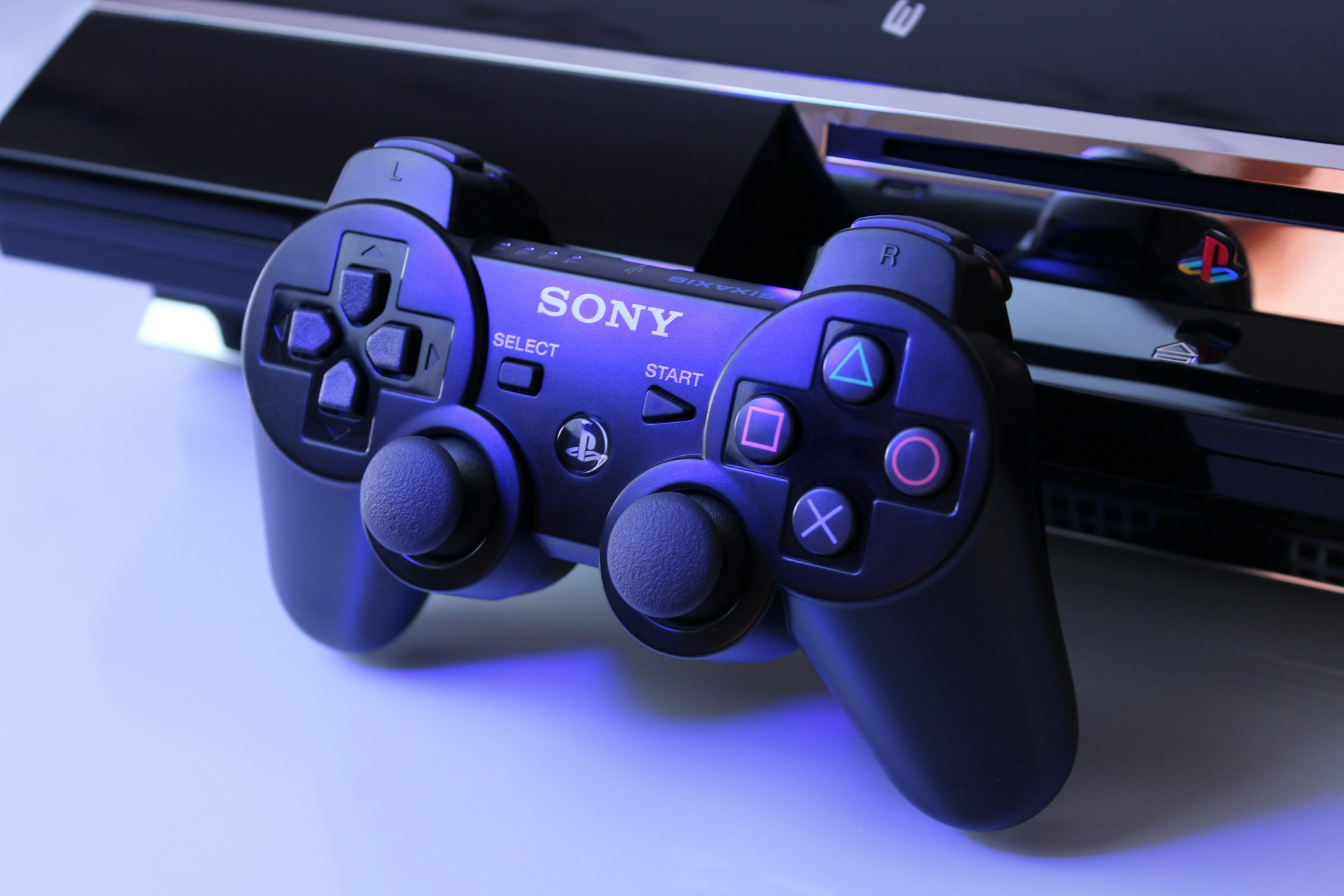 Profesionāli spēļu konsoles remonta pakalpojumi Rīgā, Latvijā, rokas ierīcēm, piemēram, Valve Steam Deck un Nintendo Switch, kā arī stacionārām konsolēm, piemēram, Sony PlayStation un Microsoft Xbox. Pakalpojumi ietver kontrolieru remontu, aparatūras labošanu, sistēmas atjauninājumus un displeja problēmu risināšanu.
